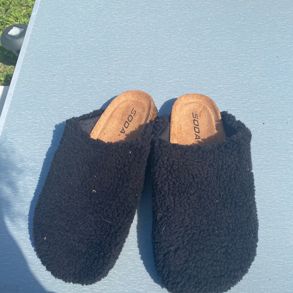 BLACK SLIPPERS